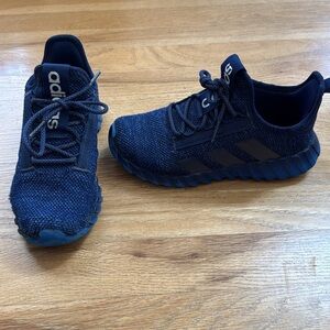 adidas boy’s Navy Knit Athletic Sneakers **gently used**